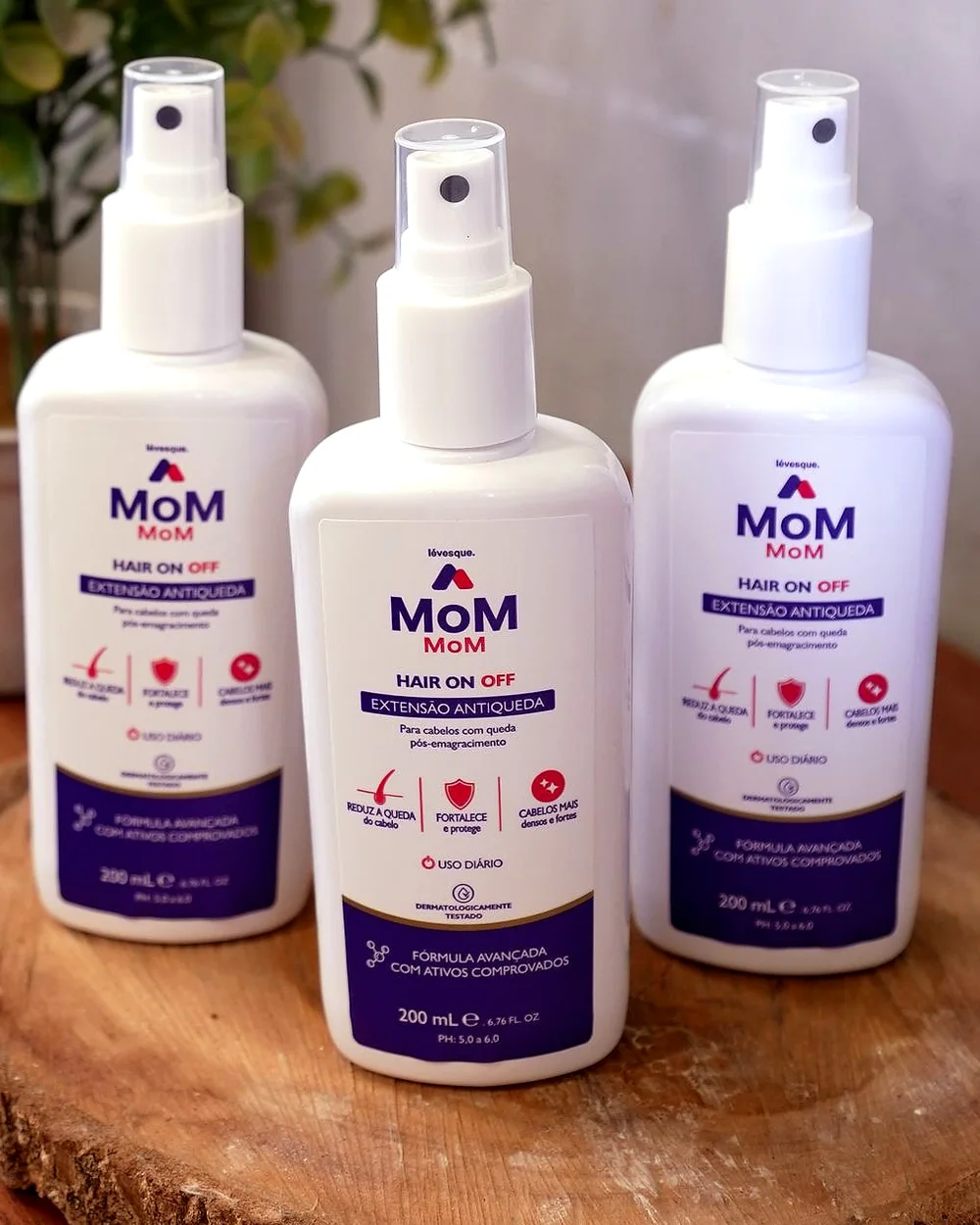 Três frascos do MoM MoM sobre uma bandeja de madeira