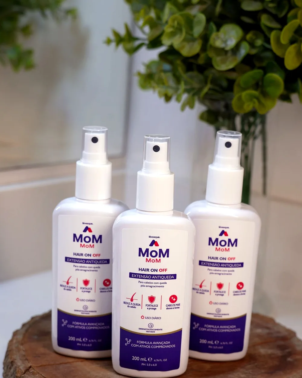 Três frascos do MoM MoM no banheiro